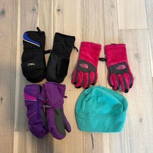 Lot of kids snow The North Face pink ski gloves #skiing #outdoor
